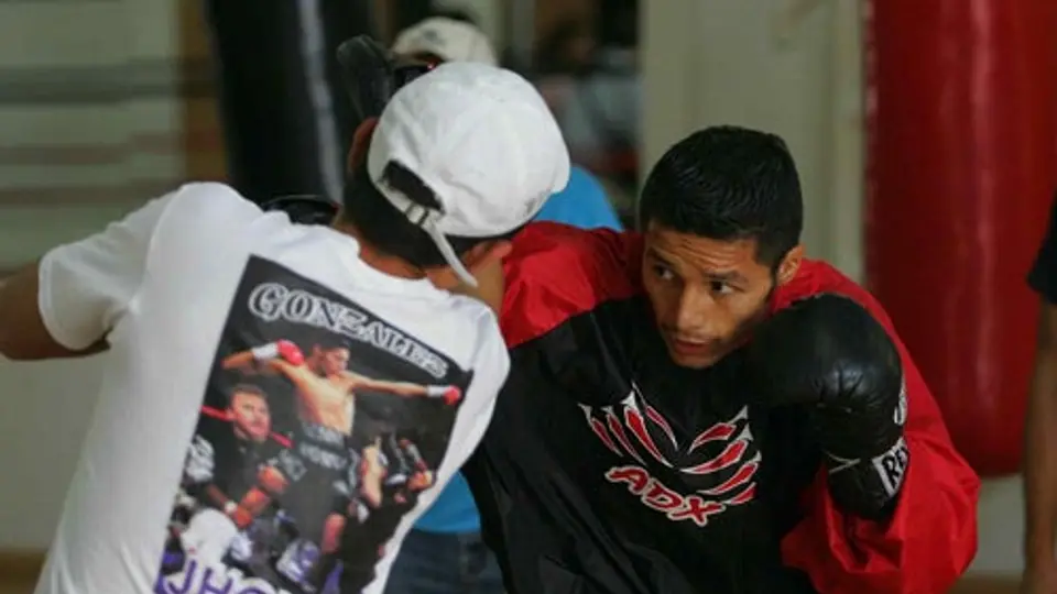 Jonnhy González calienta' los puños