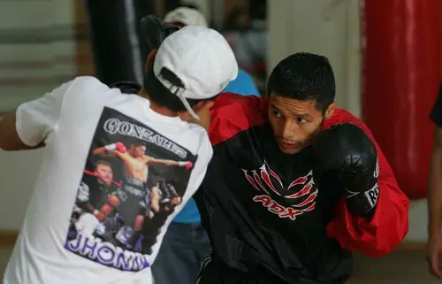 Jonnhy González calienta' los puños