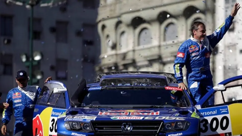 Carlos Sainz sigue primero en el rally Dakar 2011