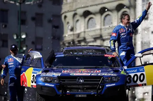 Carlos Sainz sigue primero en el rally Dakar 2011