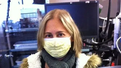 Sobreviviente de transplante se toma foto con su antiguo corazón