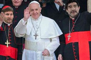 Circula foto arreglada de Messi y Maradona con el Papa