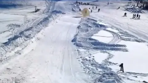 Un hombre muere practicando zorbing