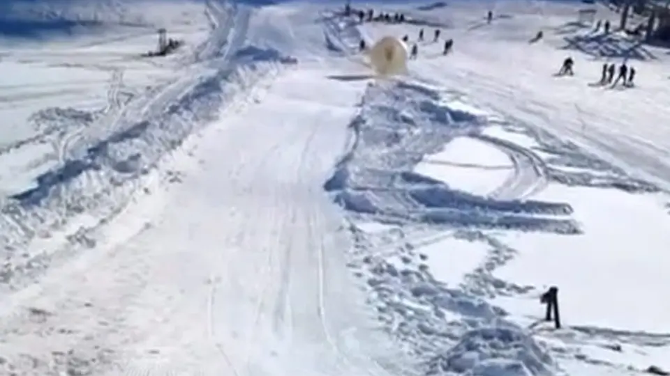 Un hombre muere practicando zorbing