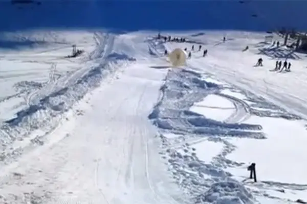 Un hombre muere practicando zorbing