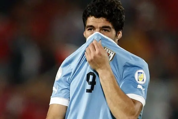 Luis Suárez podría enfrentar sanción de FIFA | AP