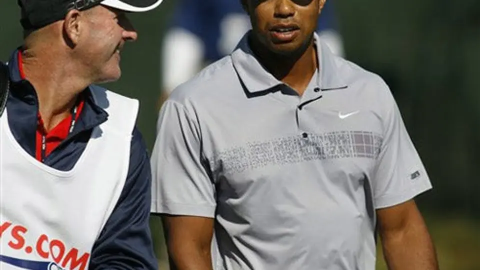 Aficionado lanza hot-dog a Tiger Woods