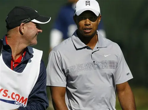 Aficionado lanza hot-dog a Tiger Woods
