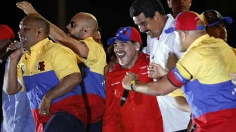 Maradona visita restos de Hugo Chávez