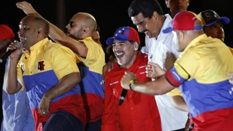 Maradona visita restos de Hugo Chávez