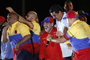 Maradona visita restos de Hugo Chávez