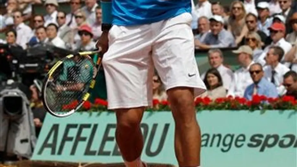 Nadal sufre para vencer a Isner en Roland Garros