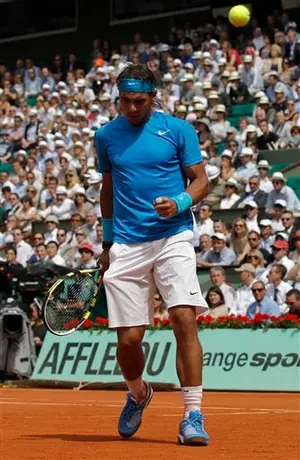 Nadal sufre para vencer a Isner en Roland Garros