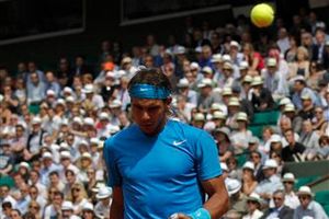 Nadal sufre para vencer a Isner en Roland Garros