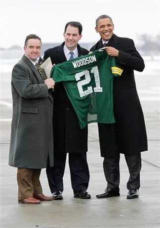 Obama felicita a coach de Green Bay; recibe jersey del Campeón