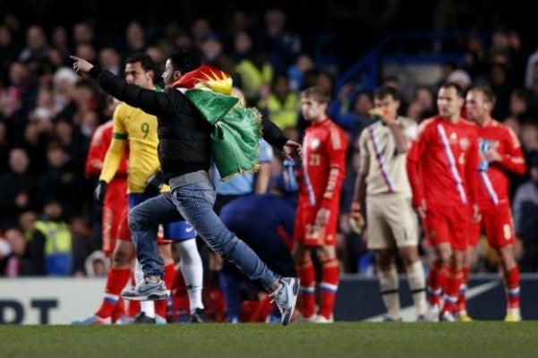Un aficionado se metió a la cancha | EFE