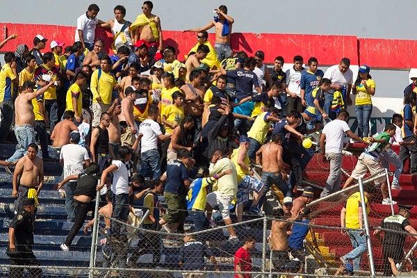 Conforme entraron, los barristas se desplazaron y tiraron la reja | RICARDO FLORES