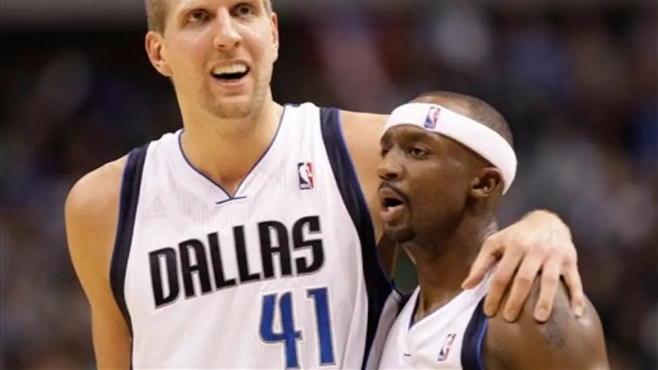 Terry anota 26 puntos y Dallas le quita el invicto a Hornets