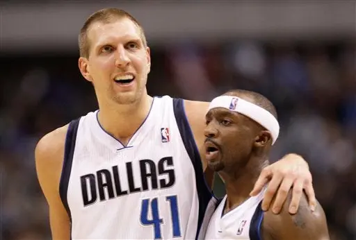 Terry anota 26 puntos y Dallas le quita el invicto a Hornets