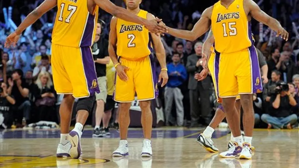 Lakers derrota a Hornets gracias a su banca