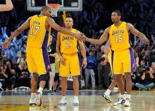 Lakers derrota a Hornets gracias a su banca