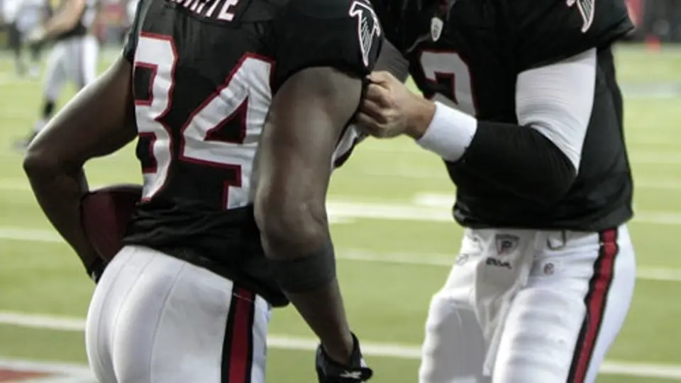 White define con touchdown victoria dramática de Atlanta sobre Cuervos