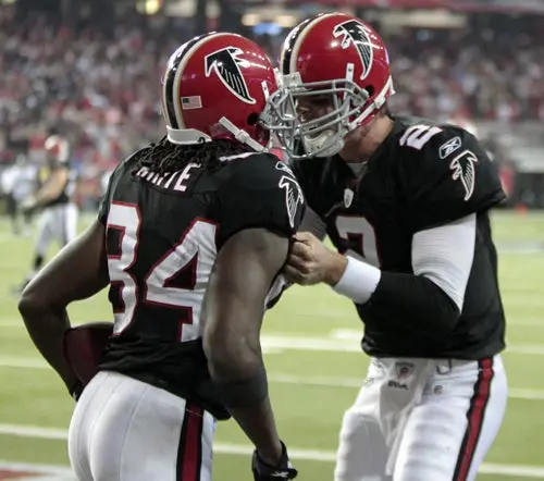 White define con touchdown victoria dramática de Atlanta sobre Cuervos
