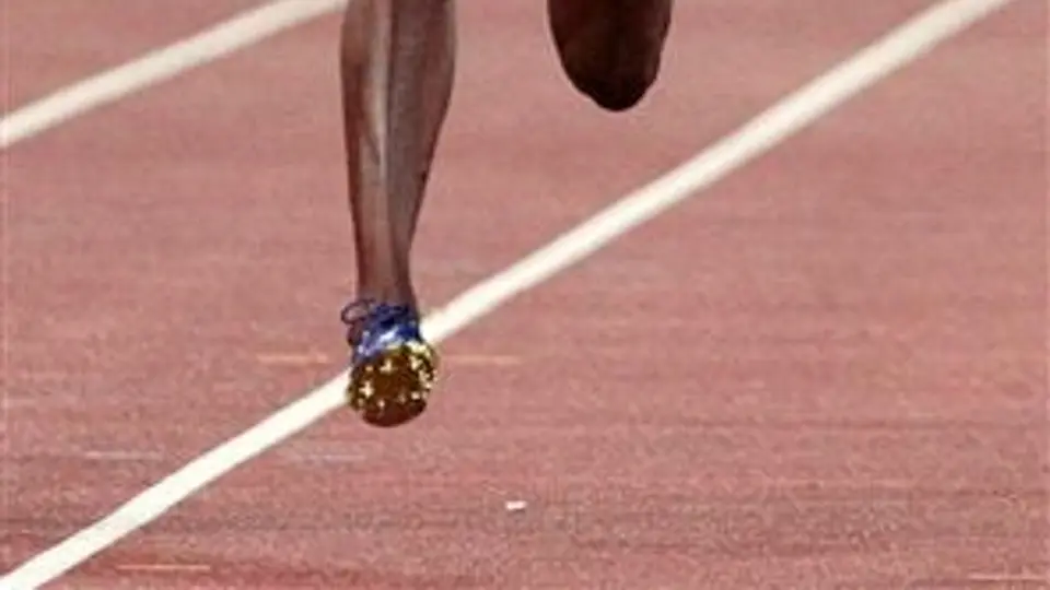 Bolt derrota a Powell y gana primera carrera en 9 meses