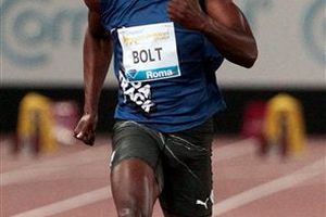 Bolt derrota a Powell y gana primera carrera en 9 meses