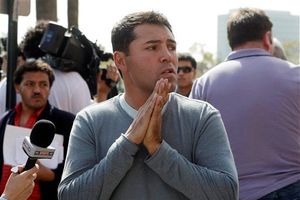 Insiste De la Hoya en que le devuelvan su cartera