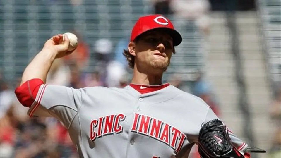 Detienen a pitcher de Rojos, acusado de robar camisetas