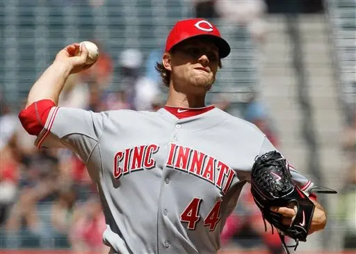 Detienen a pitcher de Rojos, acusado de robar camisetas