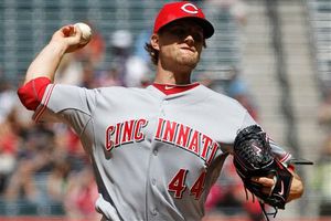 Detienen a pitcher de Rojos, acusado de robar camisetas