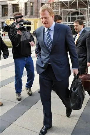 NFL y jugadores reanudan negociaciones en conflicto laboral