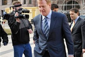 NFL y jugadores reanudan negociaciones en conflicto laboral