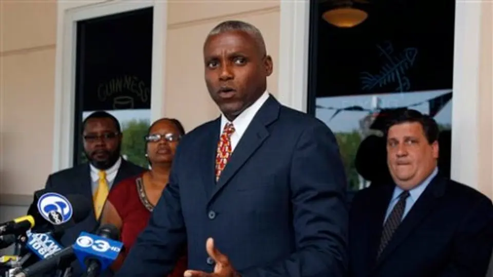 Prohiben candidatura de Carl Lewis para el Senado