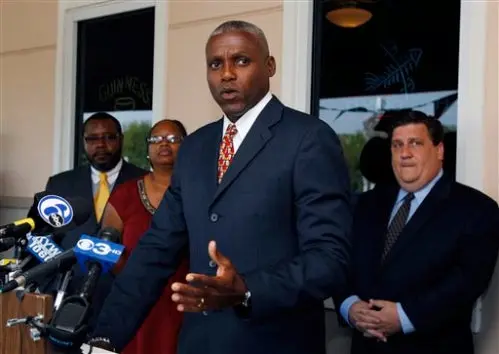 Prohiben candidatura de Carl Lewis para el Senado