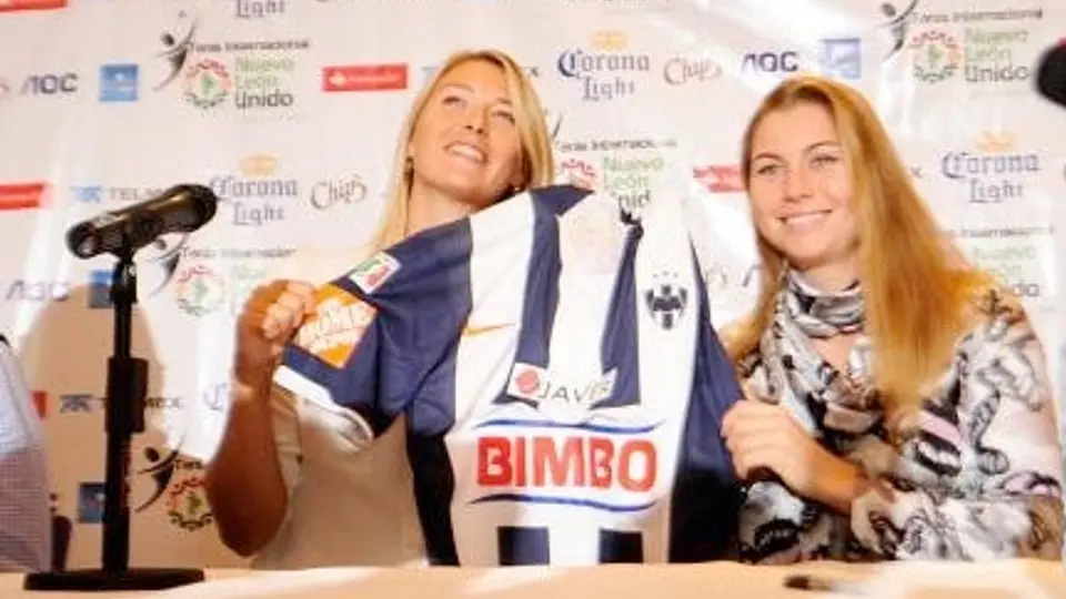 Sharapova y Zvonareva posan con la playera de Rayados