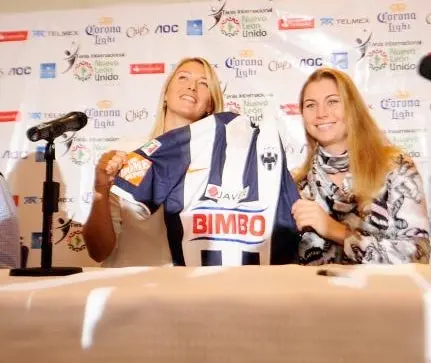 Sharapova y Zvonareva posan con la playera de Rayados