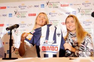 Sharapova y Zvonareva posan con la playera de Rayados