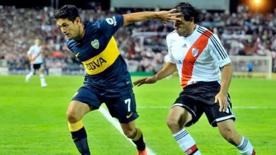 Detienen clásico Boca-River por cánticos racistas