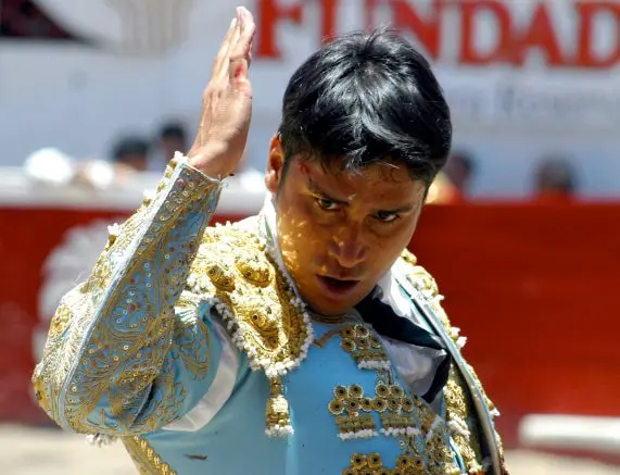El torero Enrique Espinoza se reporta grave tras accidente