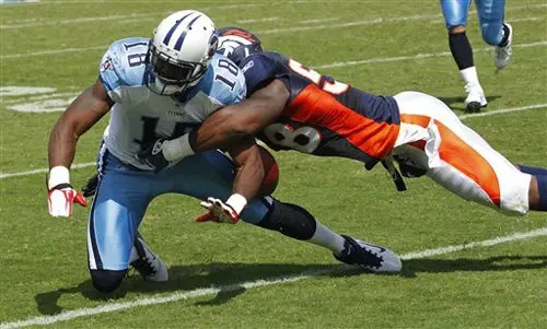 Titanes se imponen 17-14 a Broncos