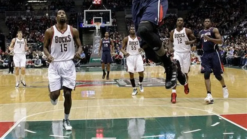 Horford domina a Bucks; Atlanta doblega 95-80 a Milwaukee