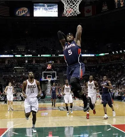 Horford domina a Bucks; Atlanta doblega 95-80 a Milwaukee