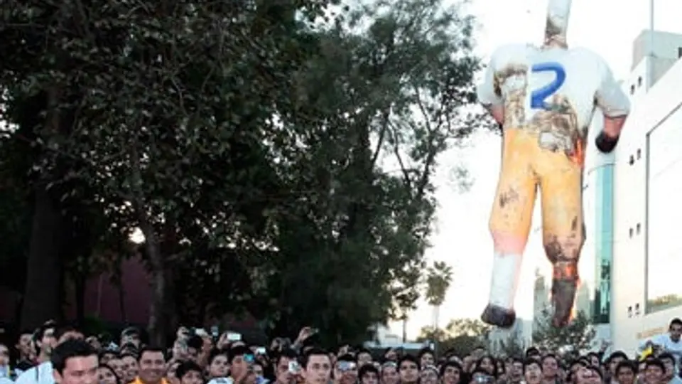 Aficionados de Tigres celebran quema del Puma
