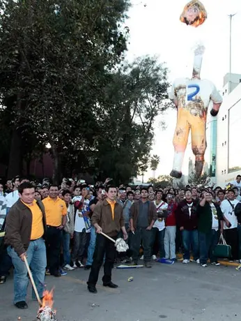 Aficionados de Tigres celebran quema del Puma