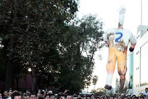 Aficionados de Tigres celebran quema del Puma