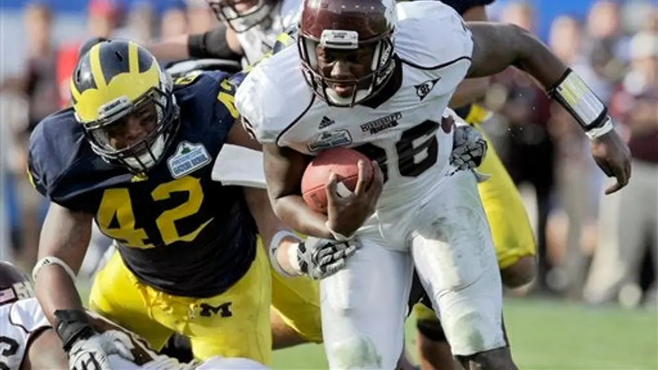 En el Gator Bowl, Mississippi humilla 52-14 a Michigan