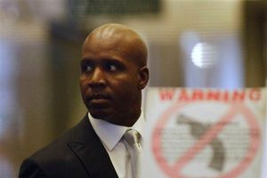 Bonds usó esteroides a base de engaños, declara su abogado